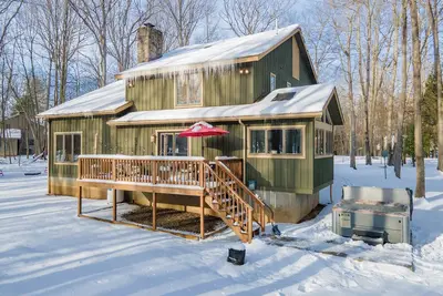 Image de New! Cute Hideaway w/ Hot Tub & Amenities