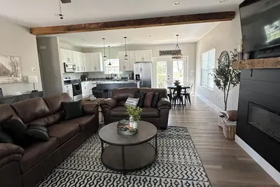 Image de Spacious 4-bedroom house  Farmhouse style in yards from Lees Ford dock/Marina