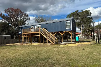 Image de 3 blocks from boat dock see the festivals and bands from back porc