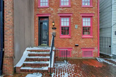 Image de Luxe Row Home Steps to Usna Gate 3!