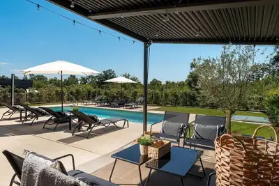 Image de Villa à couper le souffle avec piscine privée, sauna, billard, kicker, vélo d'appartement, Bbq