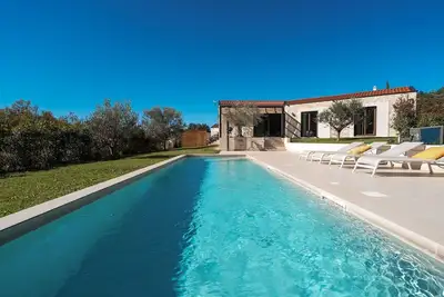 Image de Maison en pierre unique avec piscine privée, grand jardin, barbecue, chaises longues