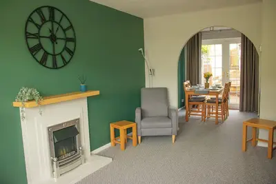 Image de Modern & Stylish 3 Bed Home Stafford - Pass the Keys