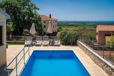 Image de Villa unique avec piscine d'eau salée, vue panoramique, vélos, trampoline, ping-pong