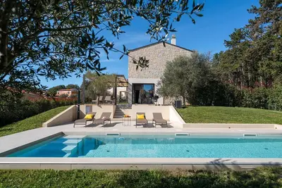 Image de Villa pittoresque en pierre avec piscine privée, vue panoramique fantastique, jardin et barbecue