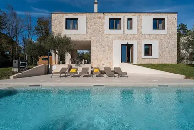 Image de Maison en pierre exceptionnelle avec piscine privée, vue panoramique, jardin, barbecue, lave-linge