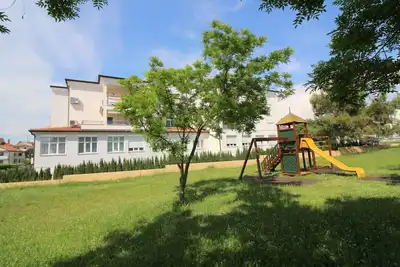 Image de Appartement idyllique avec aire de jeux pour enfants devant la maison et à seulement 700 mètres de la plage