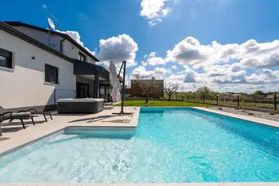 Image de Impressionnante villa avec sauna, piscine privée, jacuzzi, vue panoramique sur la mer