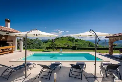 Image de Superbe villa avec vue panoramique imprenable, piscine privée, balançoire pour enfants, barbecue