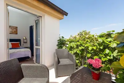 Image de Appartement lumineux à seulement 350 mètres de la plage avec vue sur la mer et belle terrasse