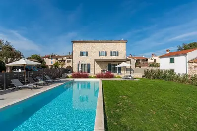 Image de Superbe villa en pierre avec piscine privée d'eau salée et taverne réputée au coin de la rue