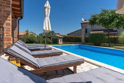 Image de Villa méditerranéenne avec piscine privée, barbecue, table de ping-pong et à proximité de la piste cyclable Parenzana