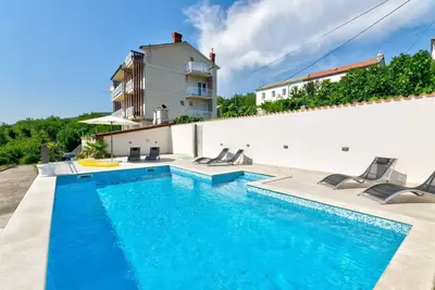 Image de Appartement lumineux à seulement 600 mètres de la plage de sable, avec piscine, salle de sport et vue sur la mer.