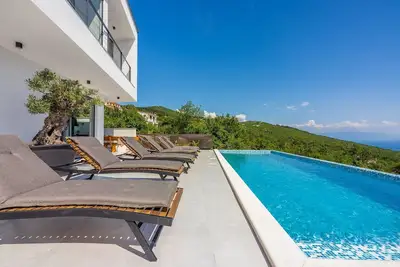 Image de Villa de luxe avec vue panoramique sur la baie de Kvarner, piscine privée, espace barbecue, lave-linge
