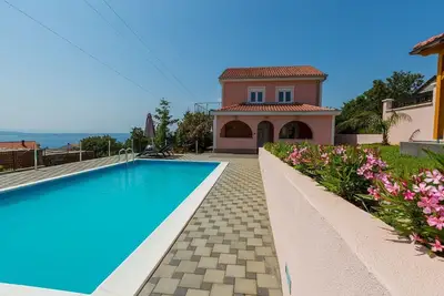 Image de Villa moderne et adaptée aux chiens avec piscine privée, vue sur la mer, espace barbecue
