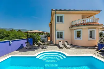 Image de Villa de luxe avec piscine privée, jacuzzi, vue sur la mer, billard, appareils de fitness, garage