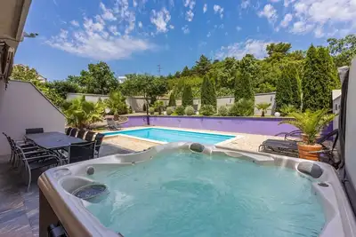 Image de Maison de vacances exclusive avec piscine privée, jacuzzi, vue sur la mer, billard, tennis de table, appareils de fitness
