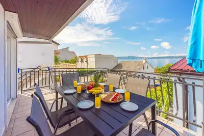 Image de Appartement moderne dans un emplacement de rêve à seulement 70 mètres de la plage avec parking, vue sur la mer, chiens acceptés