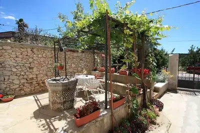 Image de Appartement vintage à seulement 175 mètres de la plage avec vue sur la mer, parking privé, climatisation