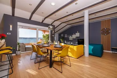 Image de Appartement penthouse unique avec vue imprenable sur la mer, acceptant les chiens, parking privé