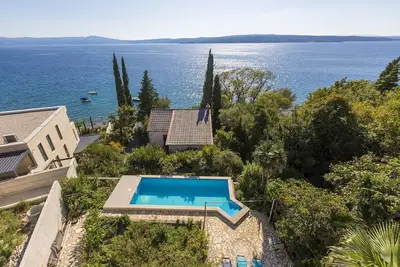 Image de Appartement fascinant à seulement 80 mètres de la plage avec vue sur la mer, piscine, parking