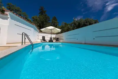 Image de Appartement idyllique avec piscine, table de ping-pong, cuisine d'été, parking privé