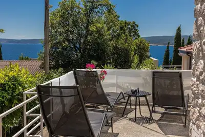 Image de Impressionnante maison de vacances à seulement 80 mètres de la plage avec jardin méditerranéen et espace détente