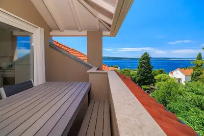 Image de Penthouse moderne à seulement 200 mètres de la plage de sable, avec vue sur la mer et parking