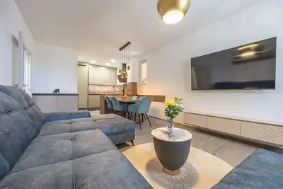 Image de Appartement entièrement rénové à seulement 500 mètres de la plage avec barbecue, Smart Tv, sèche-linge