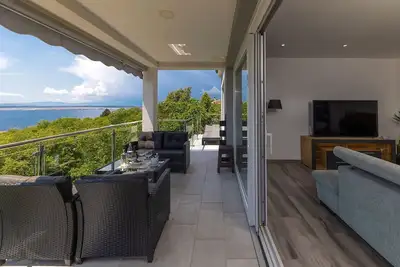 Image de Appartement de luxe avec vue imprenable sur la mer et cave à vin privée
