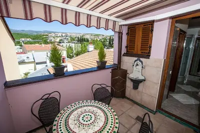 Image de Charmant appartement à seulement 80 mètres de la plage avec balcon romantique