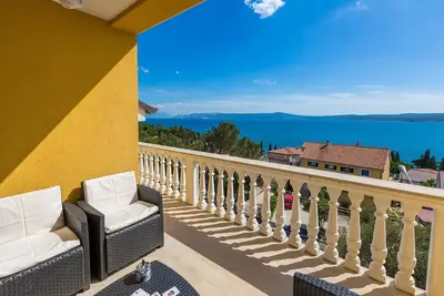 Image de Appartement lumineux à seulement 300 mètres de la plage avec une vue magnifique sur la mer et une balançoire pour enfants
