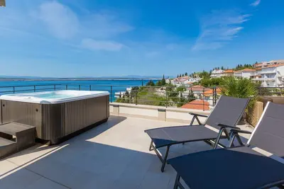Image de Magnifique appartement à seulement 100 mètres de la plage avec une vue imprenable sur la mer, sauna, jacuzzi