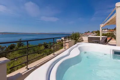 Image de Superbe appartement à seulement 100 mètres de la plage avec sauna, toit-terrasse et vue sur la mer