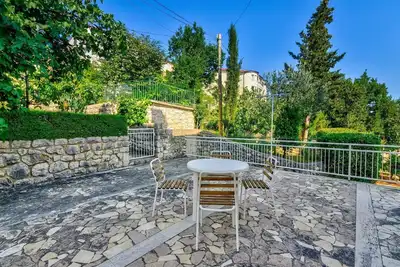 Image de Appartement rustique à seulement 100 mètres de la plage avec vue sur la mer, balcon, terrasse, climatisation