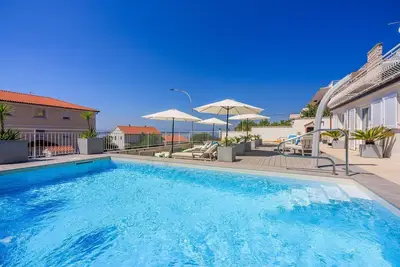 Image de Appartement unique à seulement 500 mètres de la plage de sable avec piscine, home cinéma, billard et cours de tennis