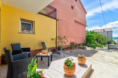 Image de Appartement méditerranéen à seulement 300 mètres de la plage avec parking privé, barbecue, climatisation