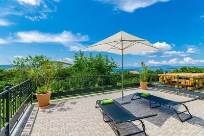 Image de Appartement méditerranéen avec vue sur la mer, parking, lit bébé, jardin
