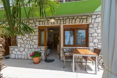 Image de Appartement de style vintage à seulement 70 mètres de la plage avec vue sur la mer et parking