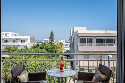 Massive 4br Retro Apartment | 3 min Walk to Beach