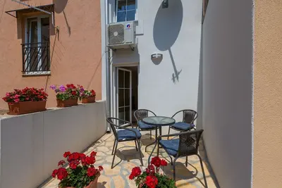 Image de Maison de ville idyllique à seulement 450 mètres de la plage avec parking privé et barbecue
