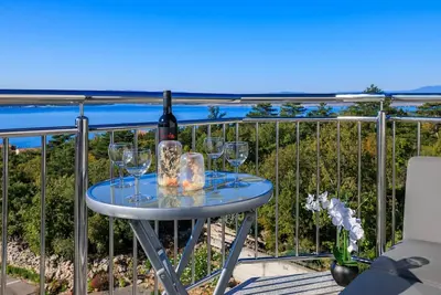 Image de Appartement lumineux avec vue imprenable sur la mer jusqu'à l'île de Krk