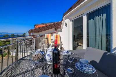 Image de Appartement pittoresque avec vue imprenable sur la mer, barbecue, lave-linge