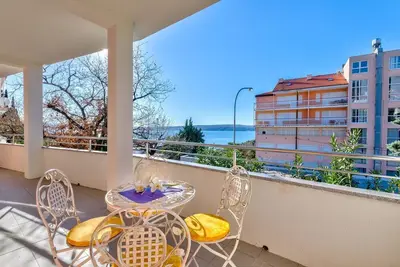 Image de Appartement moderne à seulement 430 mètres de la plage de sable dans le quartier prisé de Crni Mul