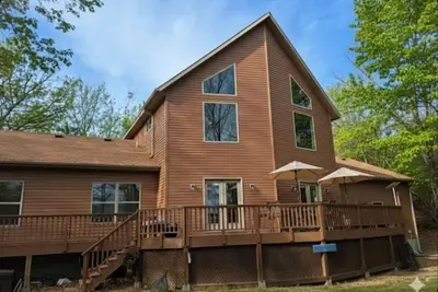 Image de Higgy's Cove. Easy lake access home that offers space for family and friends.