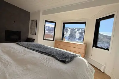 Image de Entire Luxury Townhome • Modern Design • Stunning Mountain View’s