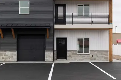 Image de Modern 3-Bedroom Townhouse in the Heart of Shelley - Beautifully Staged