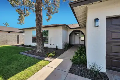 Image de 3-bedroom house in peaceful Chandler with cool Ac breeze