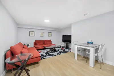 Image de Spacious basement 2 bedroom suite with private kitchenette and bathroom