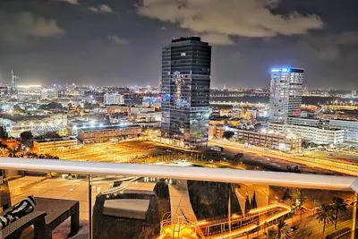 Image de Mini Penthouse by Lake & Light Rail – Neve Gan